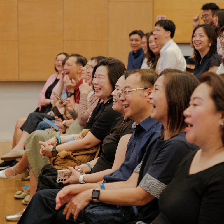 Audience-sharing-in-light-moment